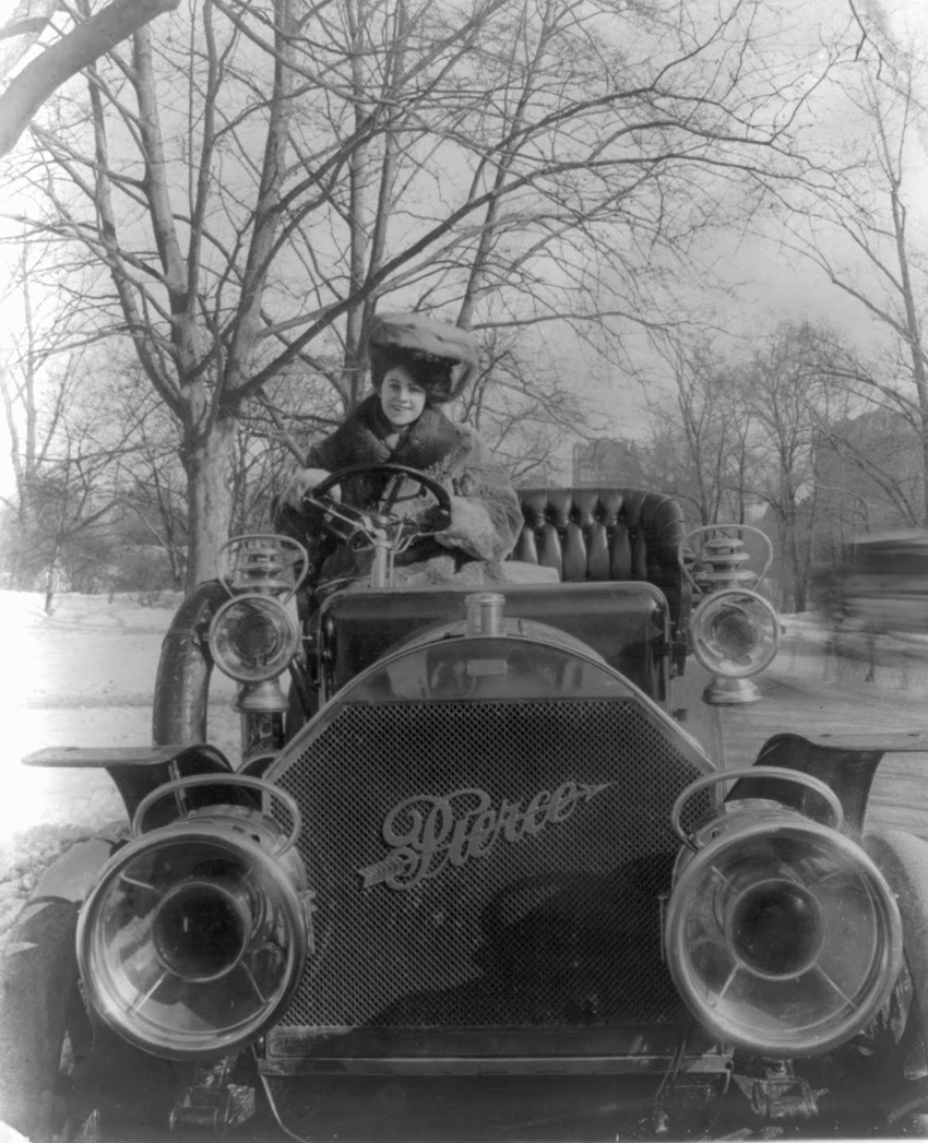 eGarage girl in car11